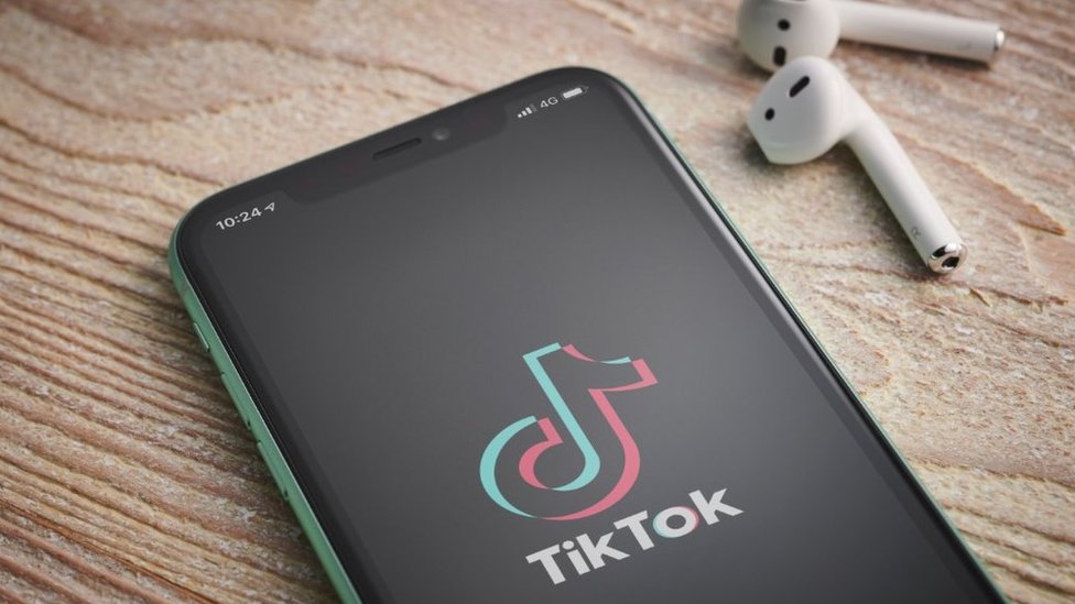 Phone wey dey show di TikTok logo