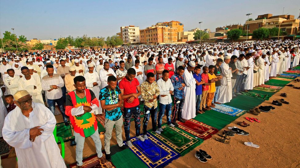 Muslim worshippers gather for di prayers of Eid al-Fitr, for di district of Jureif Gharb of Sudan capital Khartoum early on May 24, 2020,