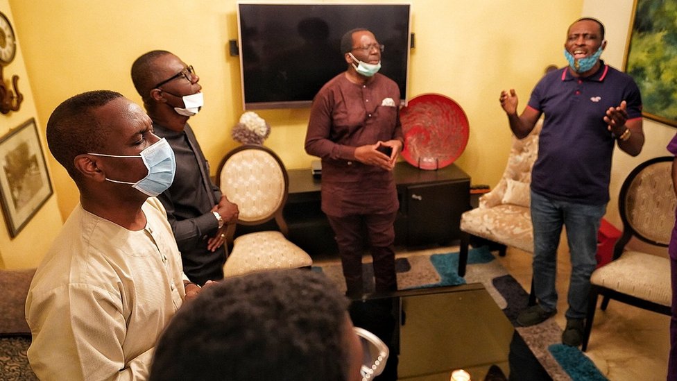 Governor Sanwo-Olu dey pray wit family and friends of Pastor Ituah