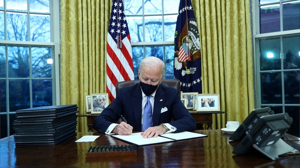 US President Joe Biden signsdocuments afta swearing in