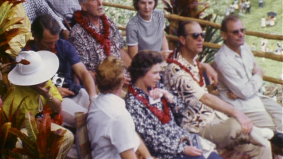 Foto of Prince Philip and di Queen for one 1970s visit to di New Hebrides