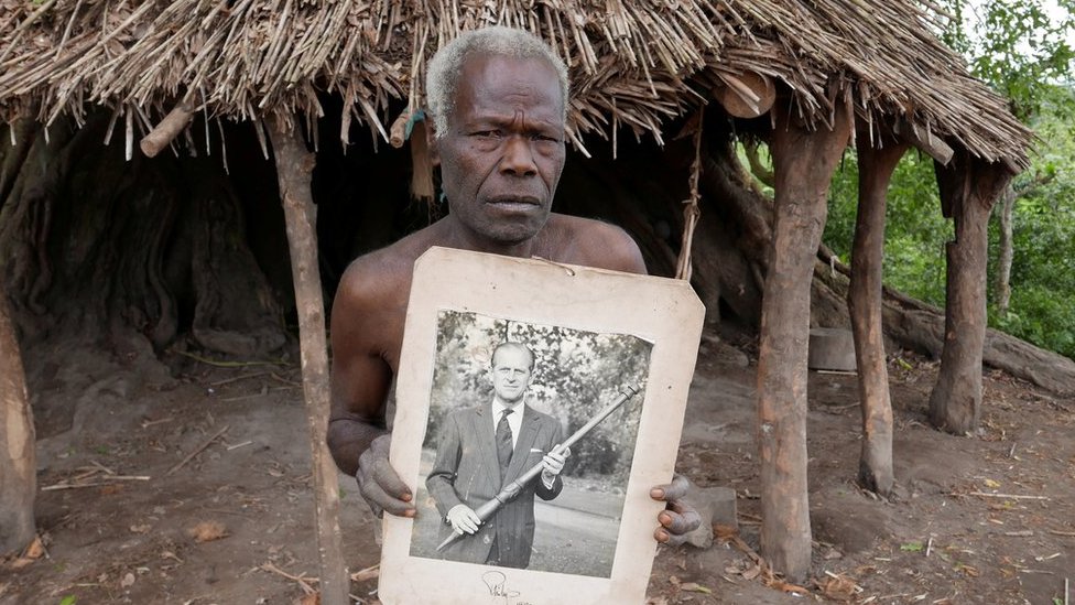 Village elder from Tanna island hold a picture of Britain Prince Philip wia dem dey worship in Yaohnanen, Vanuatu 6 May 2017