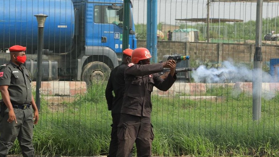 Police dey shoot teargas for Ojota, Lagos wia pipo bin gada to protest