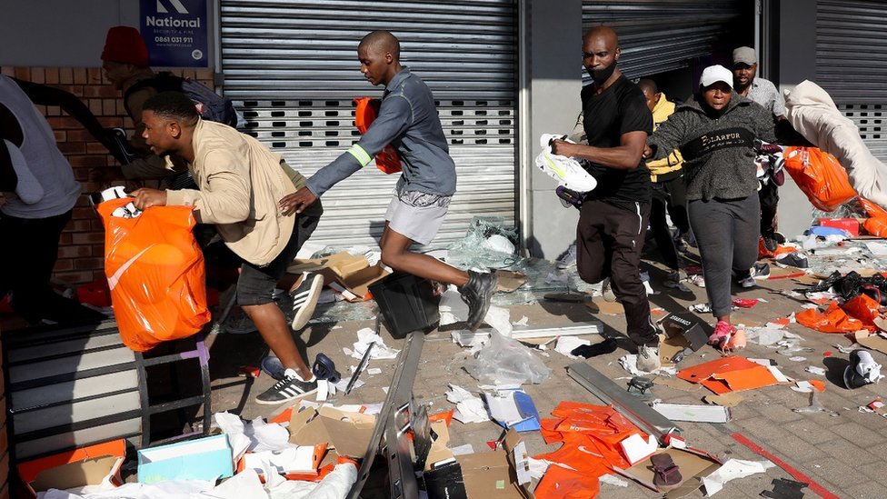 South Africa looting updates: Protest, looting, riots in South Africa as Ramaphosa deploy military - Fotos