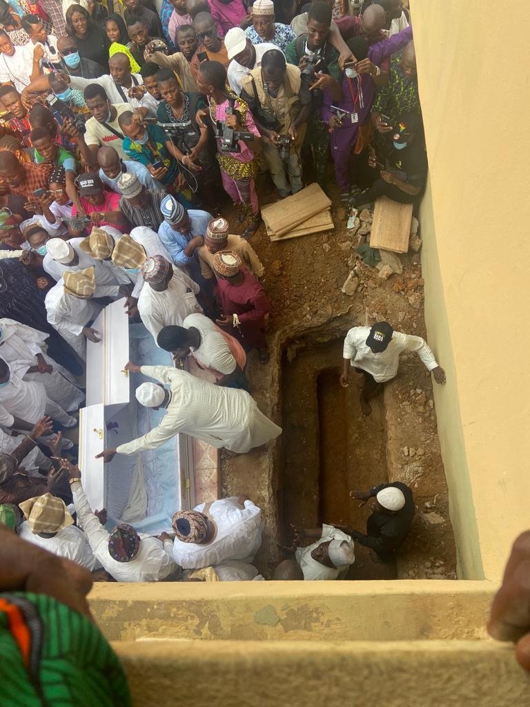 Baba Suwe casket as dem wan put am for ground