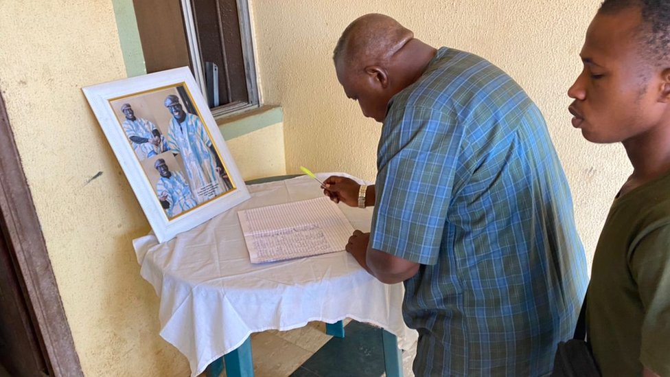 Adebayo Salami sign condolence register for baba Suwe house for Ikorodu inside Lagos