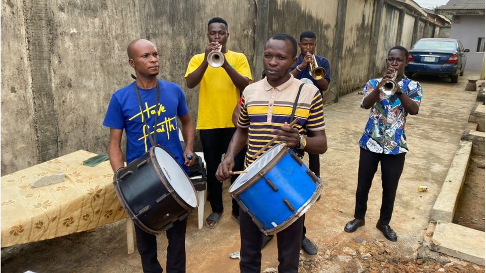 Band dey play for Baba Suwe burial