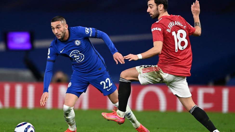 Hakim Ziyech of Chelsea dey find ball possession wit Bruno Fernandes of Manchester United