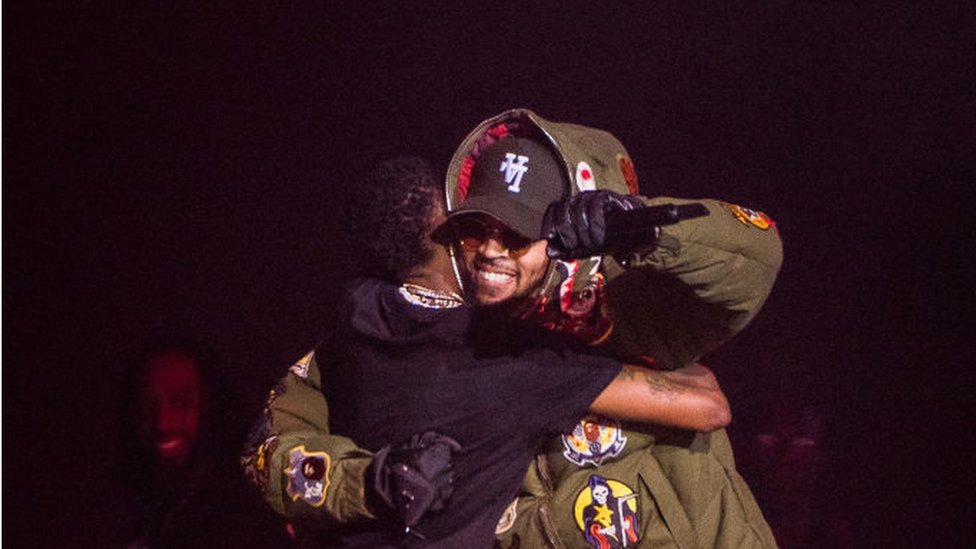 Wizkid dey hug Chris Brown