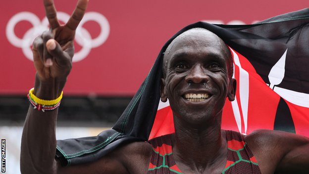 Eliud Kipchoge celebrate im victory for Tokyo Olympics marathon