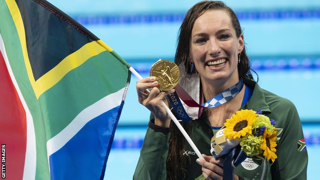 Tatjana Schoenmaker celebrates wit her gold medal for Tokyo Olympics