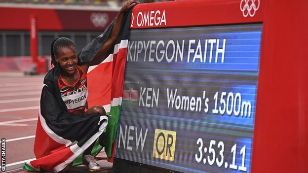Faith Kipyegon pose with her Olympic record after she win di women's 1500m for Tokyo Games