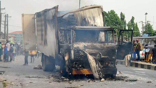 Residents for di area bin burn truck out of vex