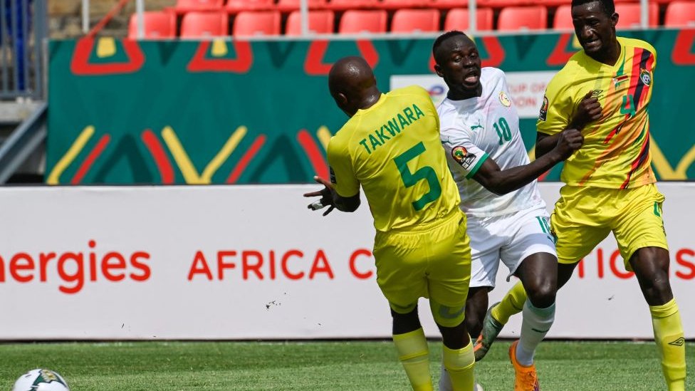 Two Zimbabwe players mark MANE