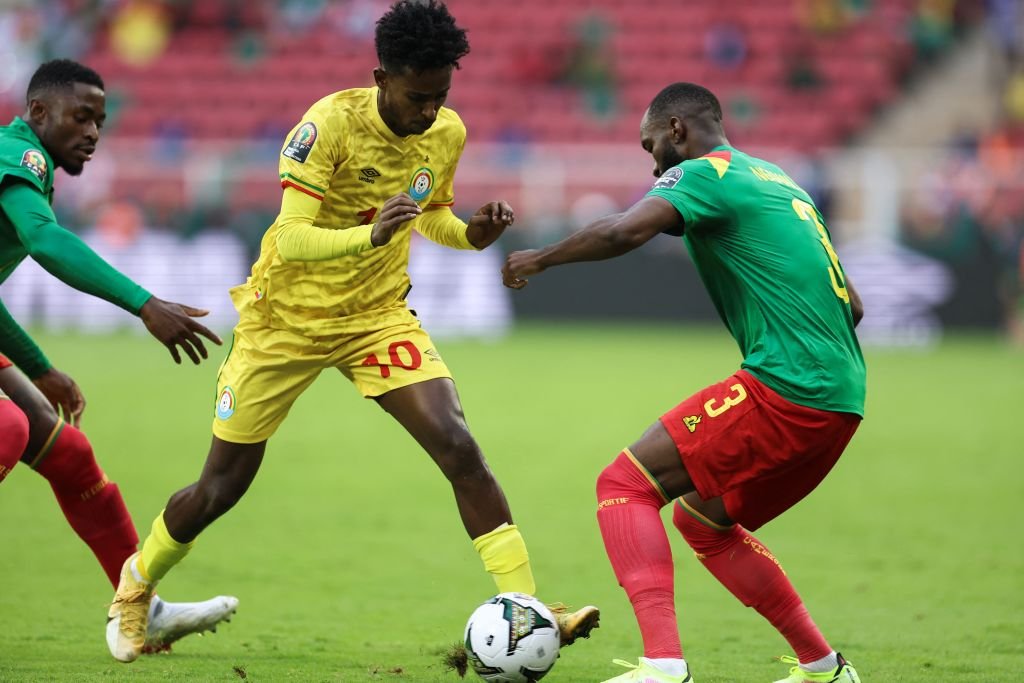 Two Cameroon players dey try tackle Ethiopia forward Abubeker Nassir