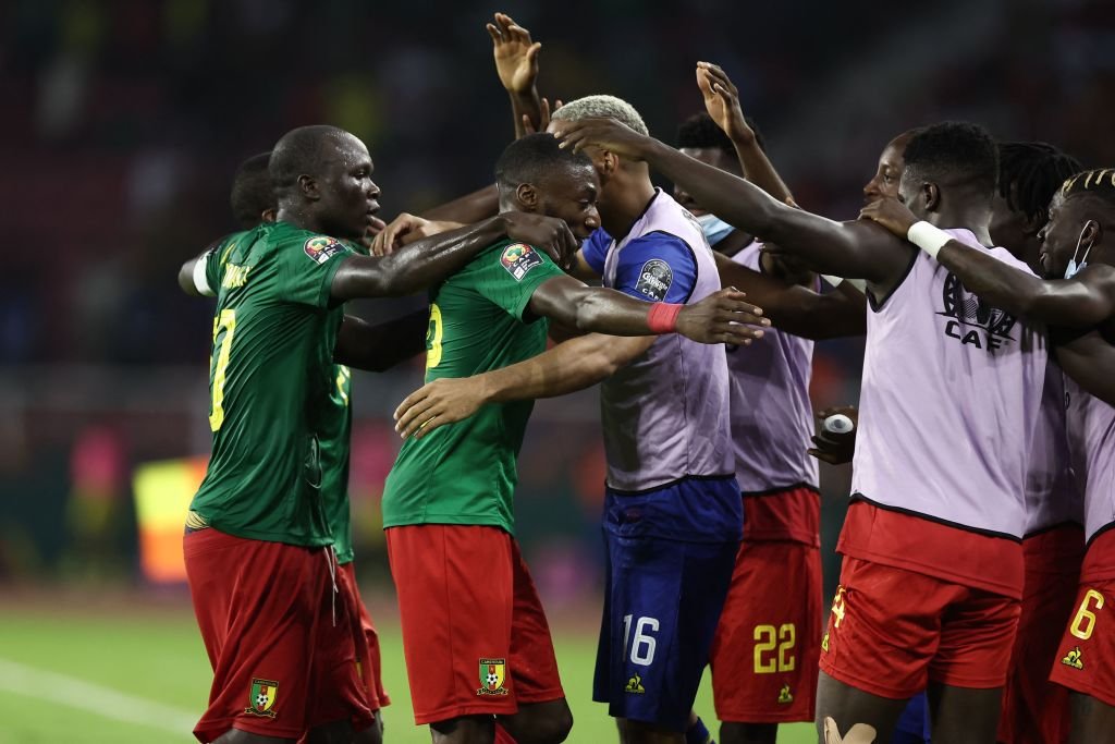 Cameroon players dey celebrate dia fourth goal