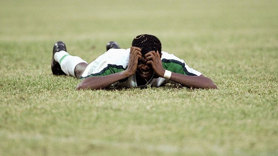 Kanu Nwankwo dey cry afta e miss penalty for Nigeria Vs Cameroon Afcon 2000