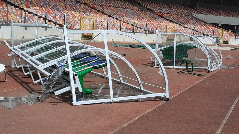 One of di tins fans destroy for di Moshood Abiola National Stadium, Abuja