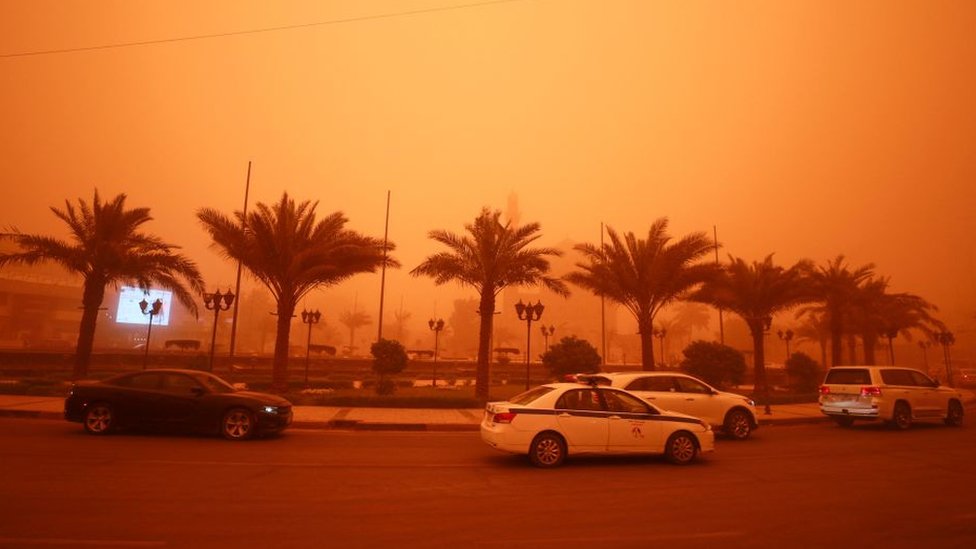 Vehicles dey drive along one road during one severe dust storm for Iraq capital Baghdad