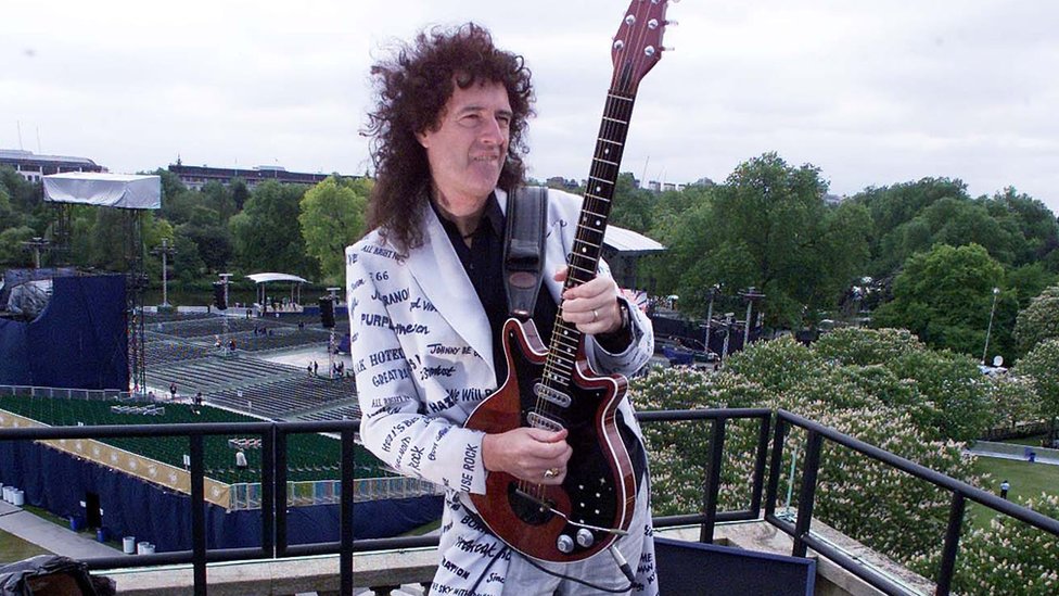 Brian May perform on top roof of Buckingham Palace for di Golden Jubilee for 2002