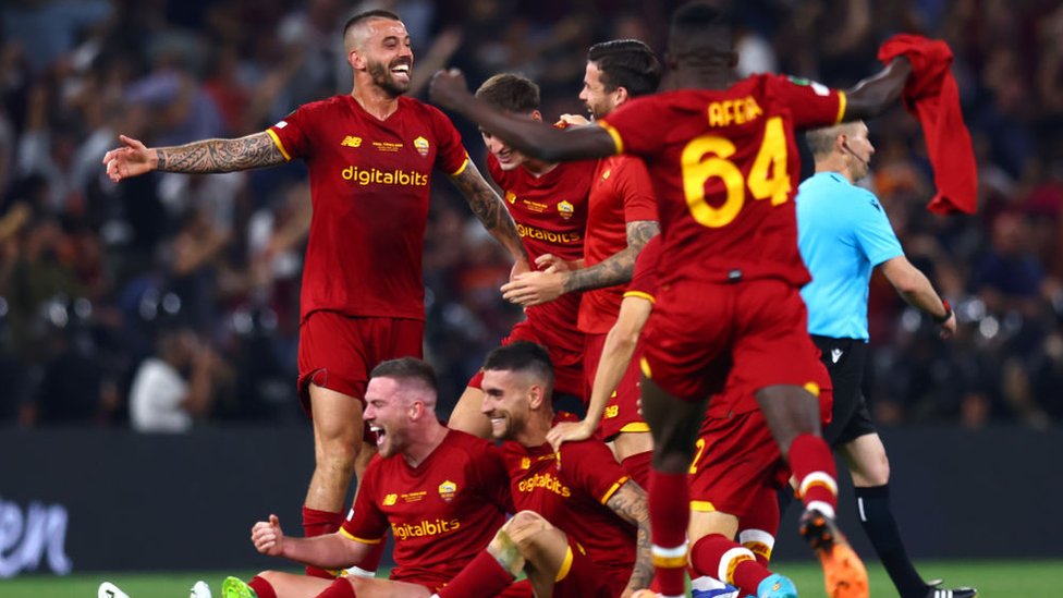 AS Roma celebrate following dia sides victory for di UEFA Conference League final against Feyenoord