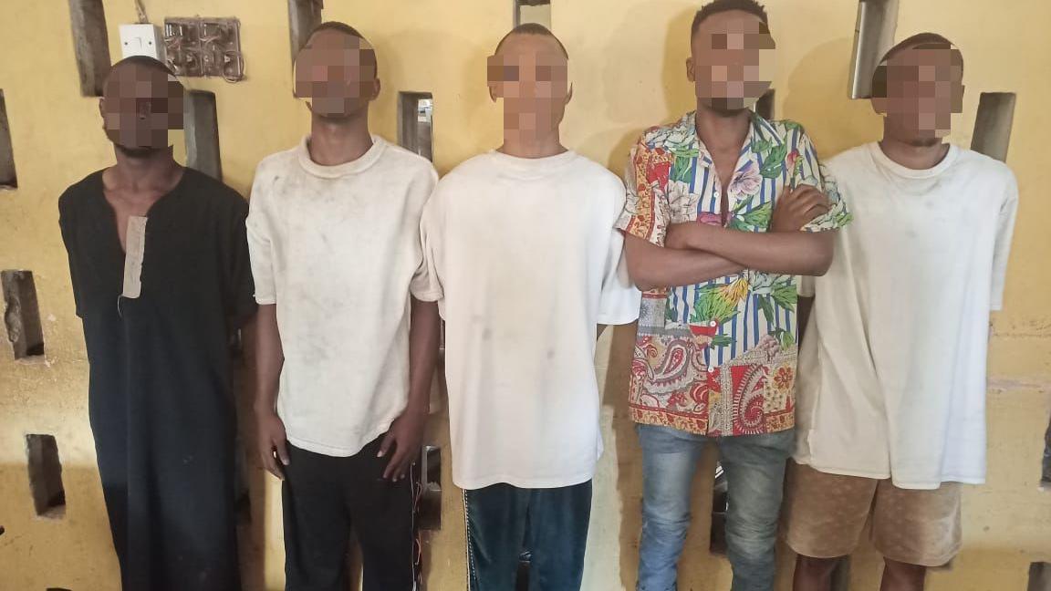 Five guys wey allegedly beat one lady inside viral foto