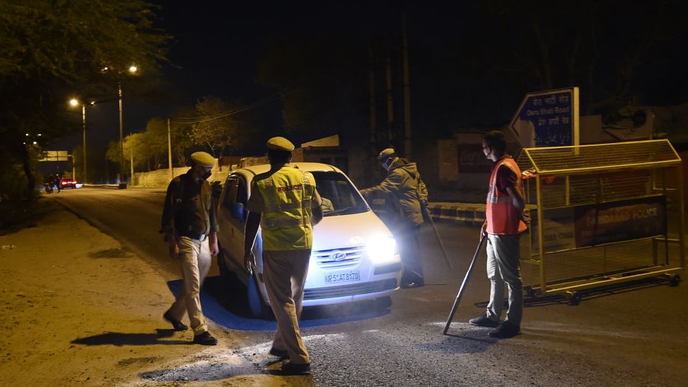 Police officer stop one motor for Delhi