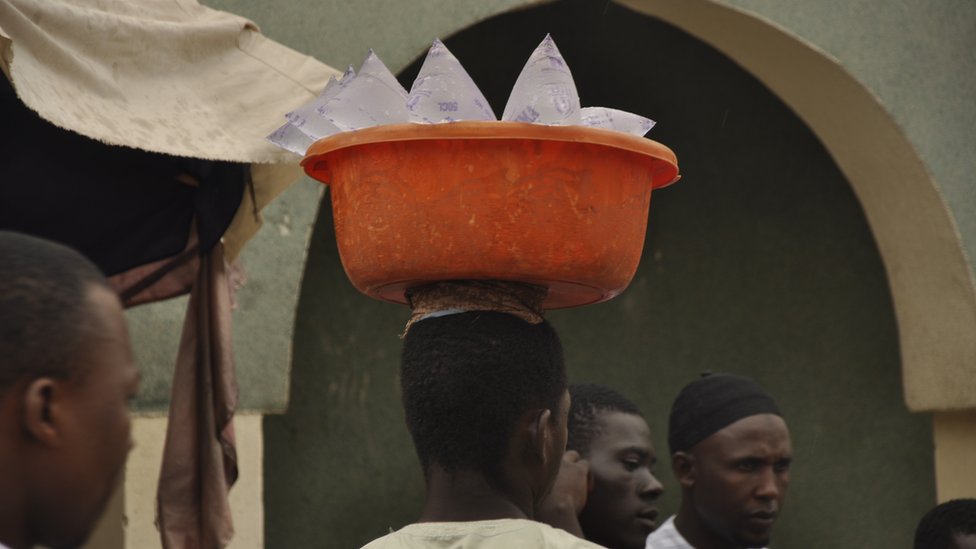 Pesin wey carry bowl of pure water for head