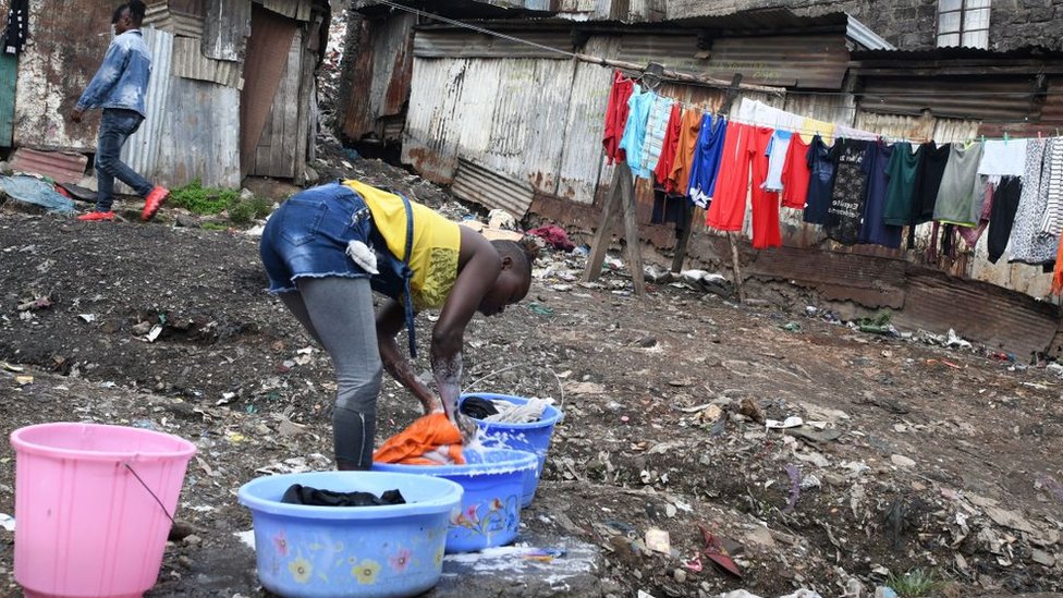 Girl wey dey wash cloth inside doti