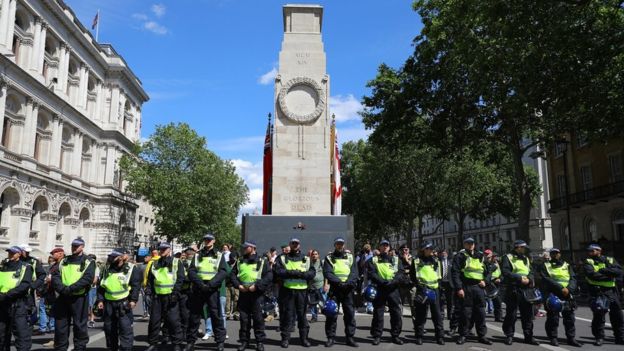 Police dey di Cenotaph for Whitehall, as protesters gada on Saturday