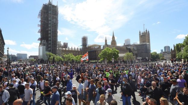 Plenti protesters gada outside Parliament on Saturday