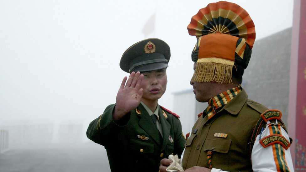 File photo of Indian and Chinese soldier for di border