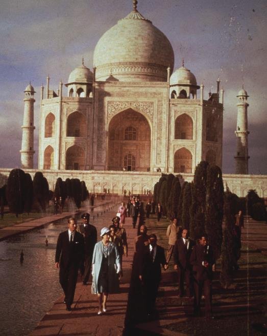 Queen Elizabeth II and Prince Philip, Duke of Edinburgh visit di seventeenth century Taj Mahal during their six-week royal visit to India, 29th January 1961.