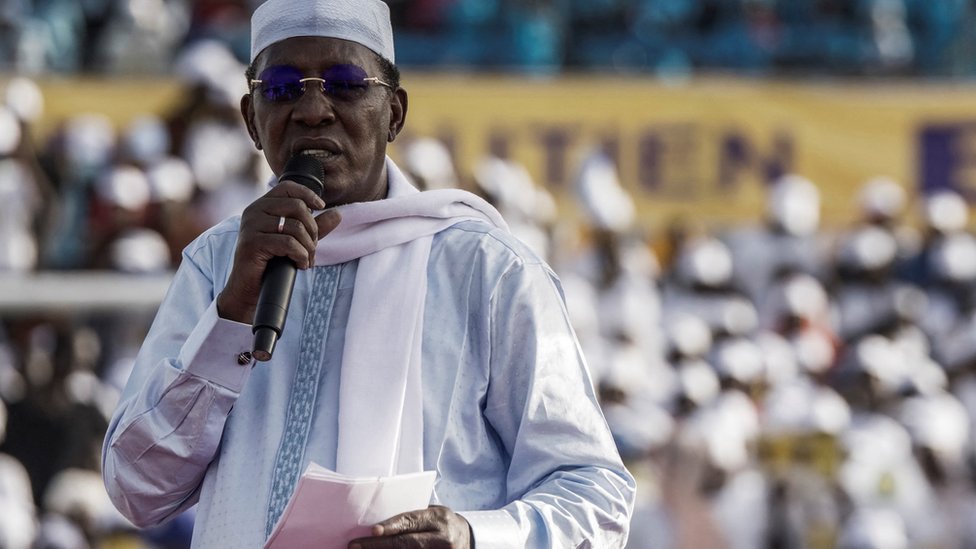 Chadian President Idriss Deby Itno hold im note as e address im supporters at im election campaign rally for N'Djamena on April 9, 2021