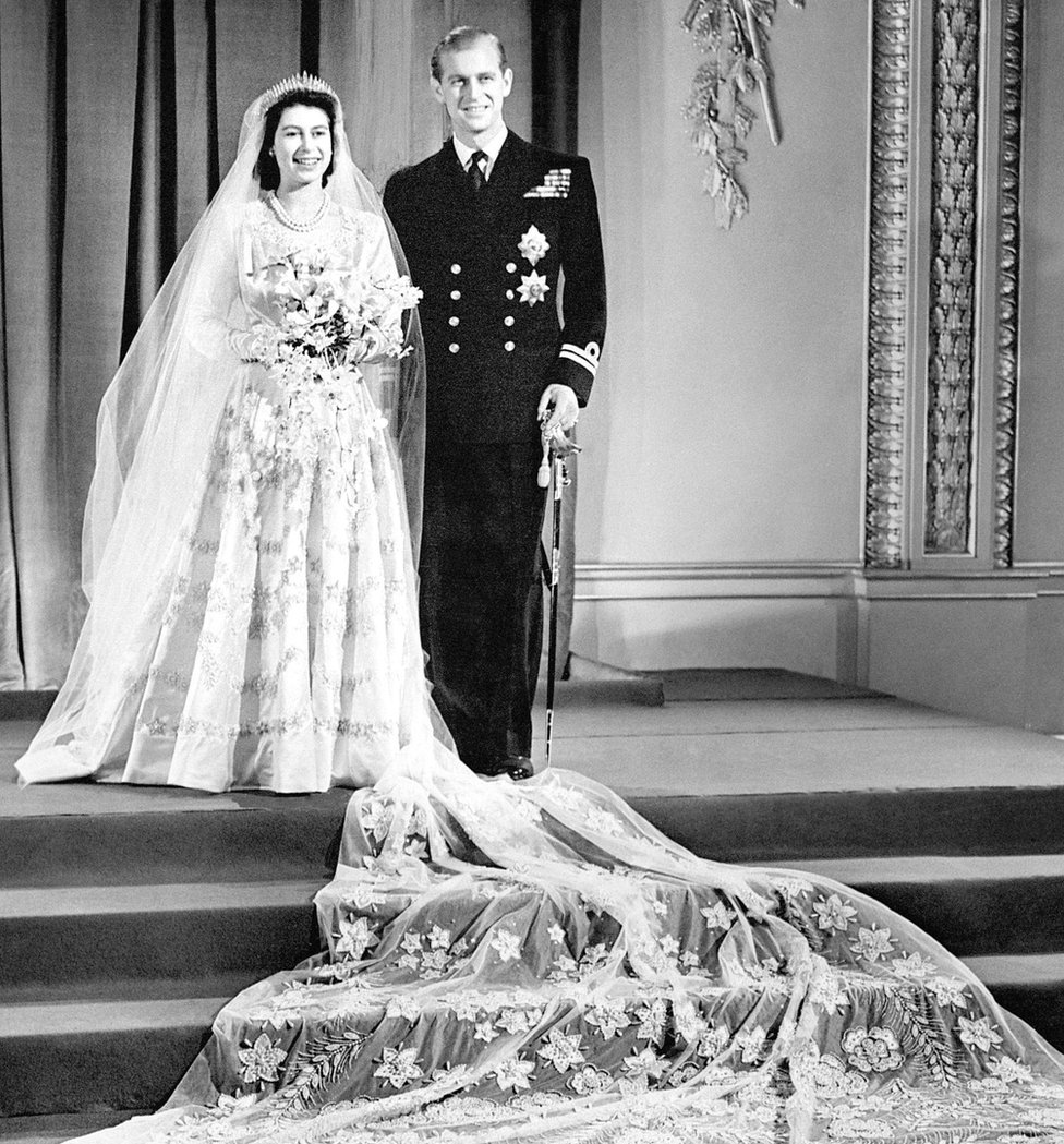 Princess Elizabeth (latterly Queen Elizabeth II) and Prince Philip, di Duke of Edinburgh, pose for their official wedding photo for Buckingham Palace, 20 November 1947