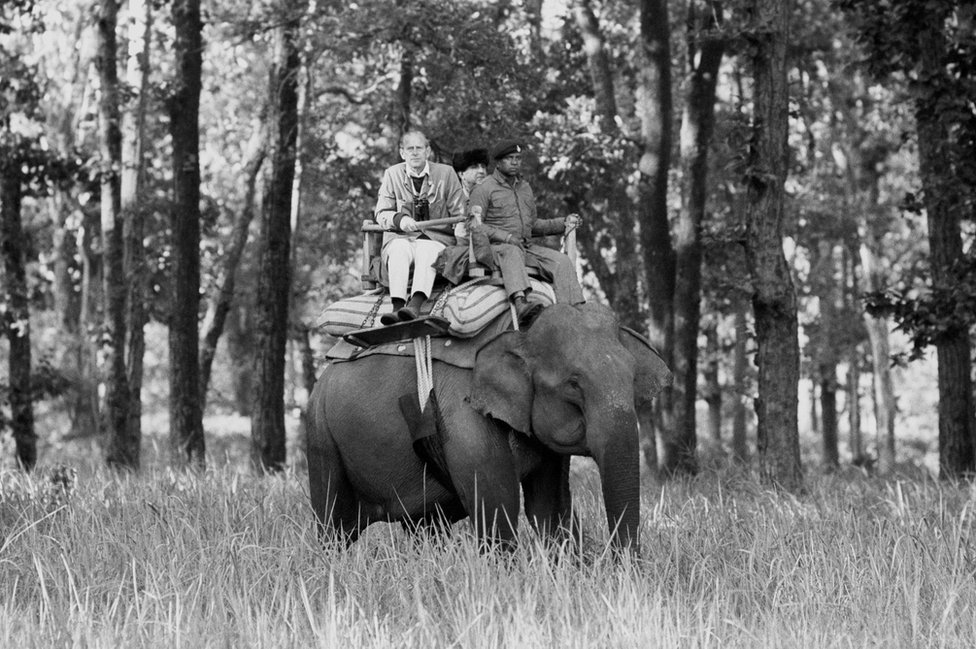 Duke of Edinburgh sit on top elephant as e visit di Kanha Game Reserve, 1983