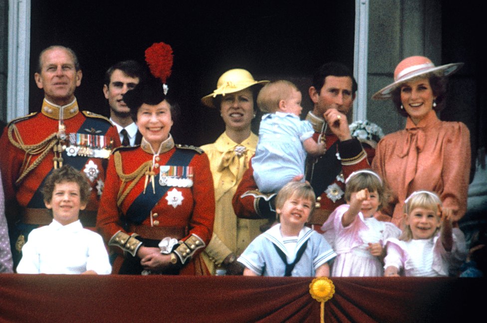 Di Prince of Wales wit di Princess of Wales, baby Prince Harry, Prince William, di Duke of Edinburgh, Prince Edward, Queen Elizabeth II and Princess Anne on di balcony of Buckingham Palace, London to watch di fly past