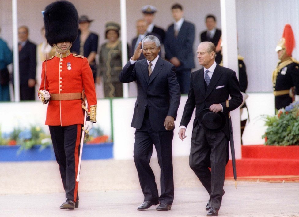 South African President Nelson Mandela, and di Duke of Edinburgh