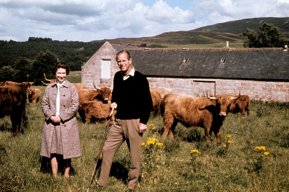 Queen Elizabeth II and di Duke of Edinburgh during dia visit to a farm on their Balmoral estate, to celebrate their Silver Wedding anniversary