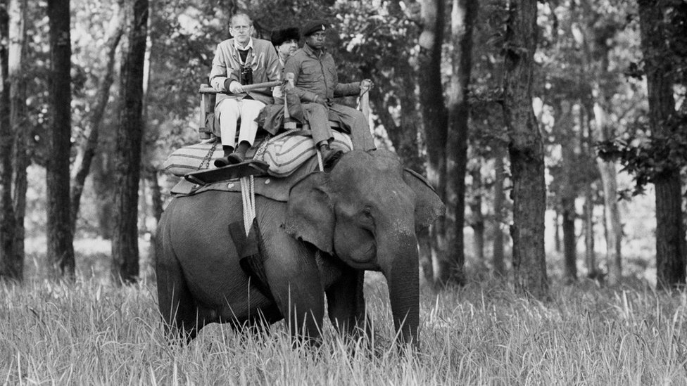 Philip sidon on top lephant as e dey visit Kanha Game Reserve wen e do ten day waka go India with di Queen