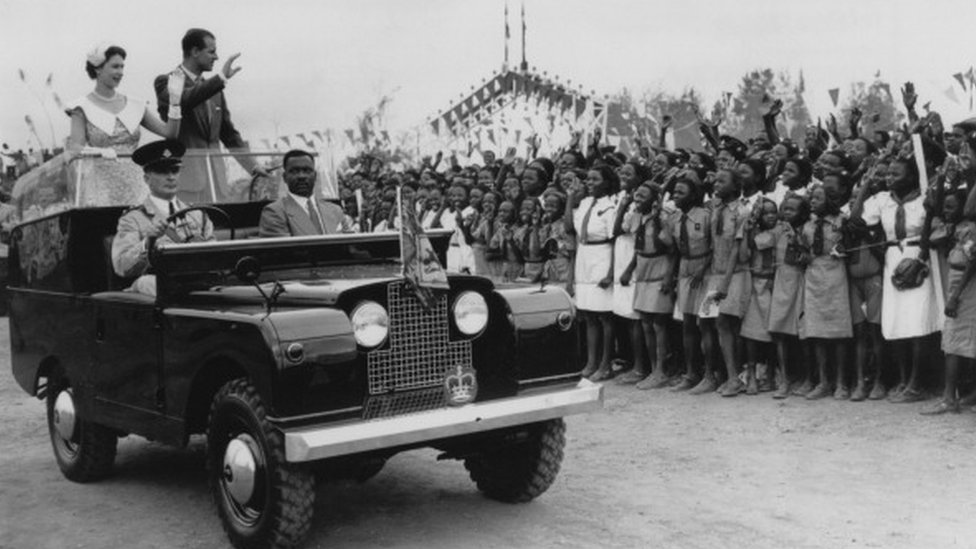 Queen Elizabeth II and Prince Philip wave from on open Land Rover to plenti schoolpikin dem for one rally insid Ibadan, Nigeria - February 1956