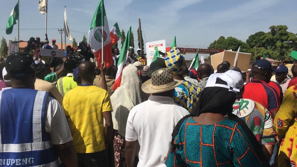 Workers dey protest for Kaduna