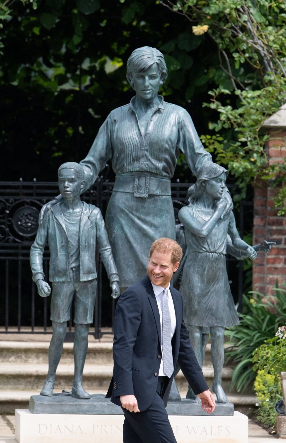 Prince Harry in front of di statue