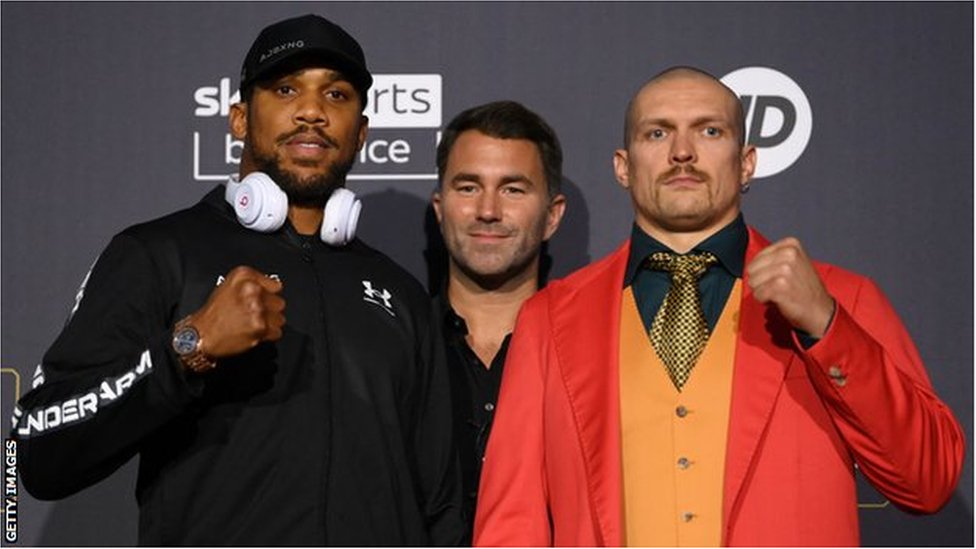 Anthony Joshua and Oleksandr Usyk pose for pictures