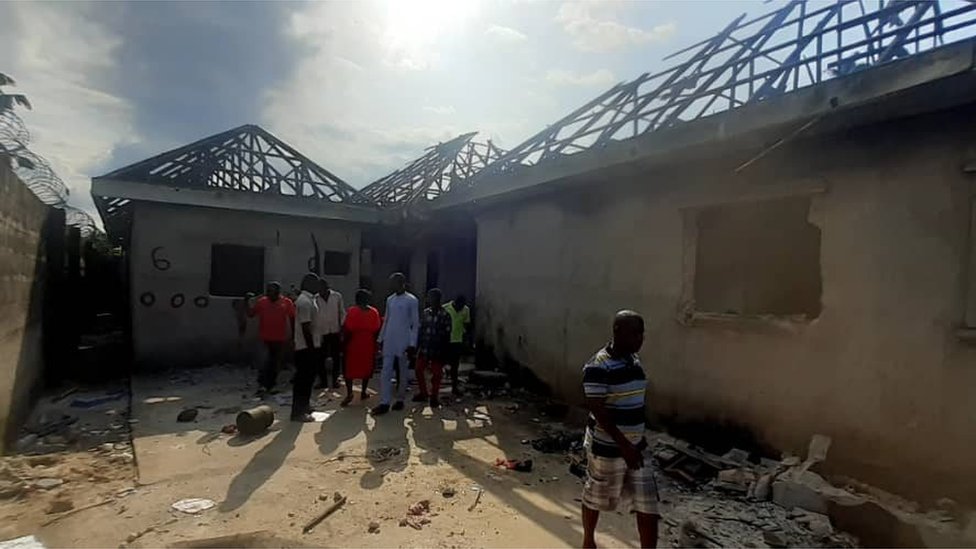 Angry youths put fire and try to destroy di house as dem search for evidence