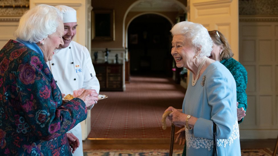 The Queen with Angela Wood, who helped make Coronation chicken for the first time