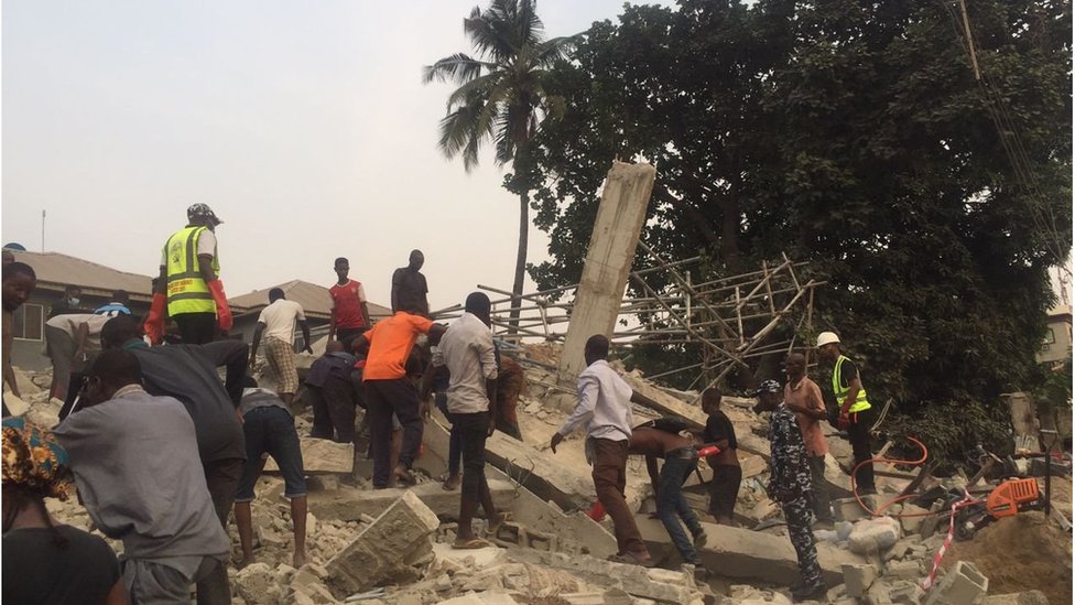 Officials and eyewitnesses dey use hammer, shovel to remove stones and di remains of di building to rescue pipo wey trap