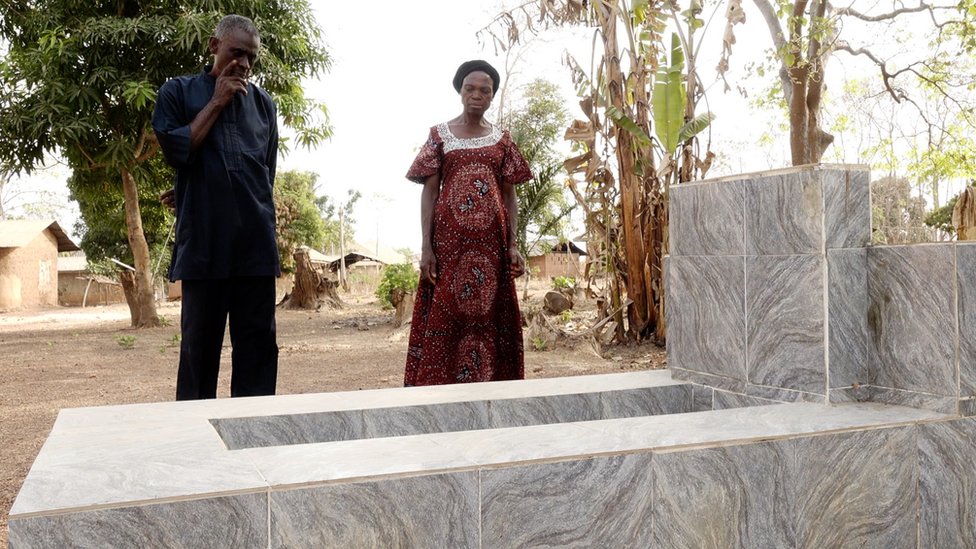 Ochanya parents dey by her grave side