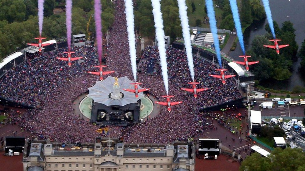 Di Red Arrows fly over Buckingham Palace during di Queen Diamond Jubilee for 2012