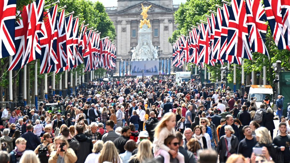Crowds waka down di Mall leading to Buckingham Palace